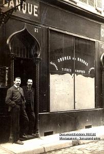 Oran- SDV- 6514-Mostaganem 1906 mon Gd Pere et un ami devant une succursale de banque 